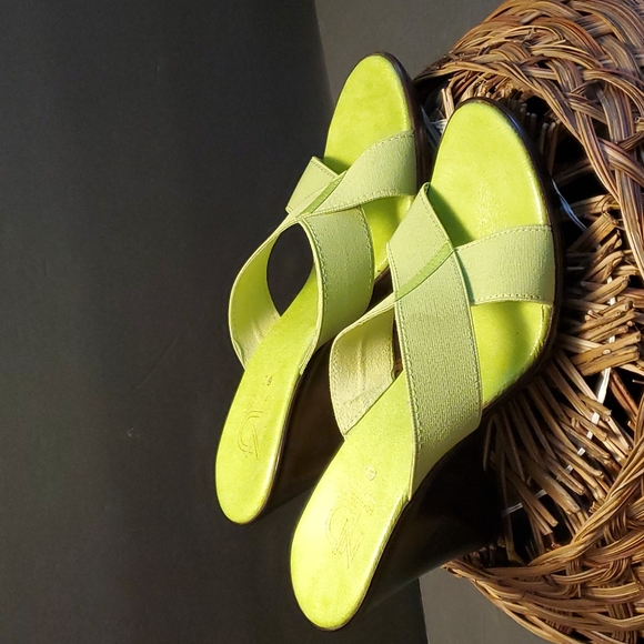New Directions Lime green fabric wedges size 8.5 - Picture 2 of 8